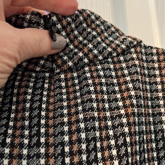 Styling… great print, wear with tie or not at neck. Sleeveless for alone / under - Picture 3 of 12